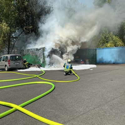 FW-BO: Brand von zwei Überseecontainern in Bochum-Wattenscheid - Starke Rauchentwicklung im Bereich der Lohrheidestraße