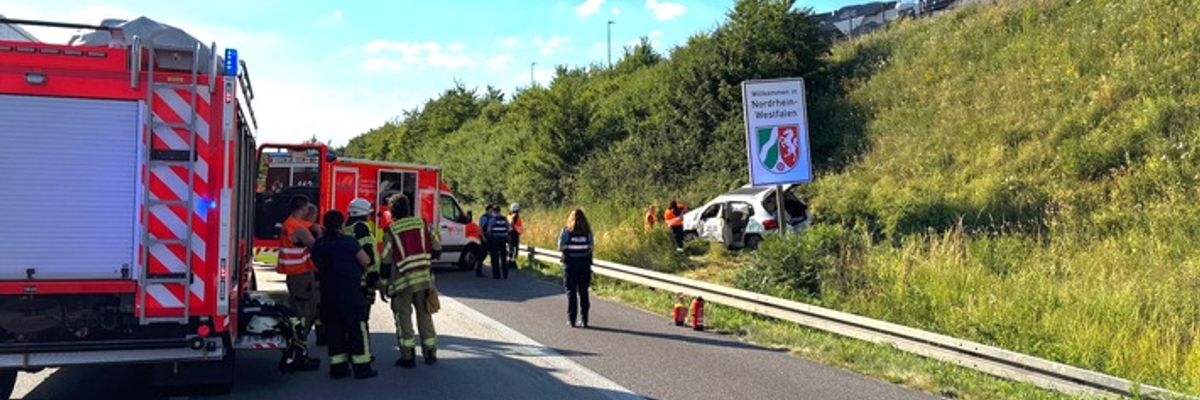 FW VG Asbach: Verkehrsunfall auf der A3 - 4 Erwachsene und 1 Kind bei Alleinunfall betroffen