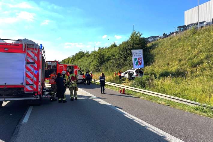 FW VG Asbach: Verkehrsunfall auf der A3 - 4 Erwachsene und 1 Kind bei Alleinunfall betroffen