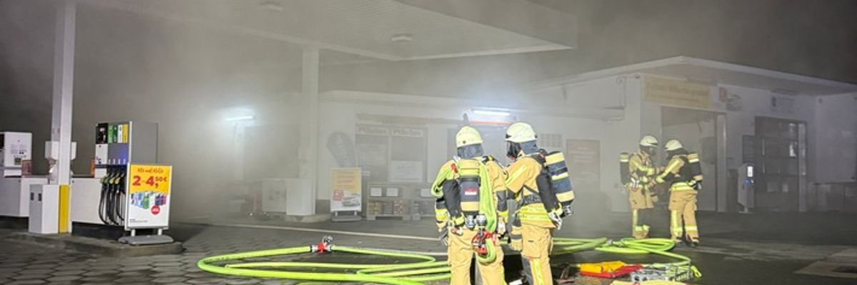 FW-EN: Brand im Tankstellengebäude in Hattingen-Welper - Feuerwehr verhindert Ausbreitung