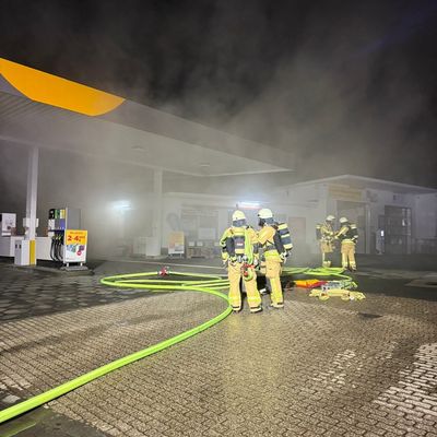FW-EN: Brand im Tankstellengebäude in Hattingen-Welper - Feuerwehr verhindert Ausbreitung