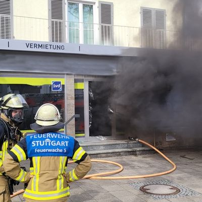FW Stuttgart: Brand in Wohn- und Geschäftsgebäude