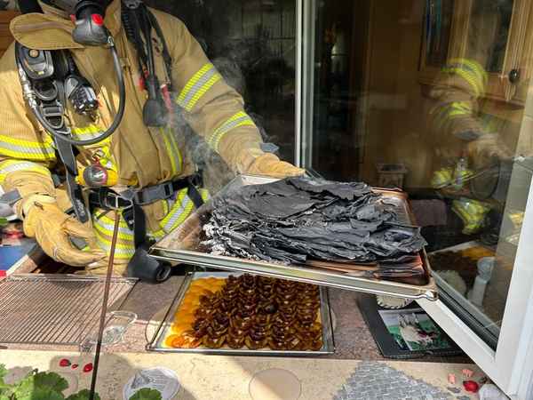 FW Ratingen: Küchenbrand in Ratingen Mitte