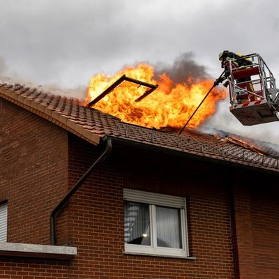 FW Porta Westfalica: 25.03.2026 - Dachstuhlbrand in Eisbergen / Bäckerei betroffen