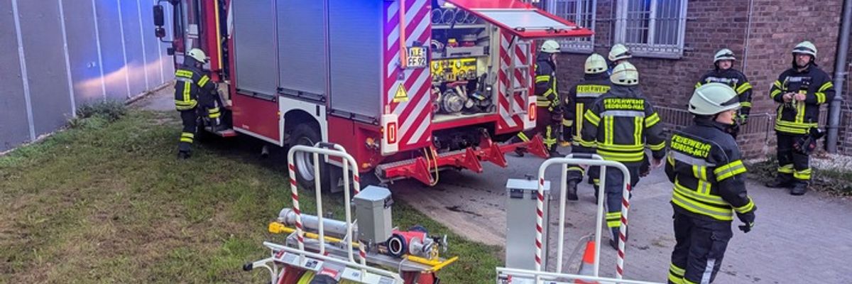 FW-KLE: Mülleimerbrand in LVR-Klinik - zwei Mitarbeitende vorsorglich ins Krankenhaus gebracht
