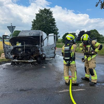 Feuerwehr Kalkar: Transporterbrand auf der Uedemer Straße in Kehrum