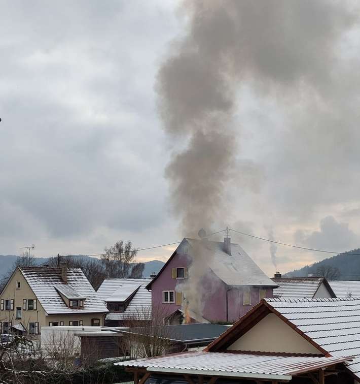 FW Stockach: Mülleimer-/Garagenbrand