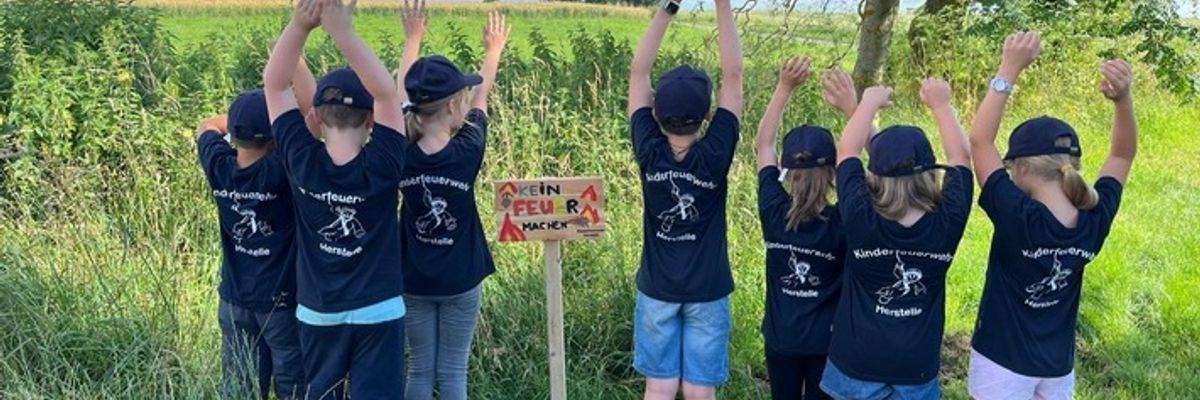 FW Beverungen: Nachwuchsfeuerwehr im Einsatz für die Natur / Kinderfeuerwehrgruppe Herstelle setzt farbenfrohes Zeichen für den Umweltschutz