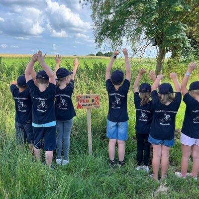 FW Beverungen: Nachwuchsfeuerwehr im Einsatz für die Natur / Kinderfeuerwehrgruppe Herstelle setzt farbenfrohes Zeichen für den Umweltschutz