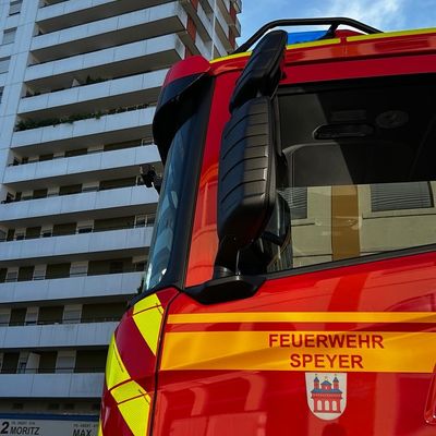 FW Speyer: Balkonbrand in der 14. Etage der Doppelhochhäuser "Max und Moritz" - Keine Verletzten