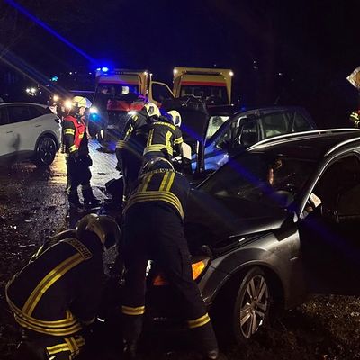 FW-AUR: Zusammenprall zweier PKW / Feuerwehr transportiert Schulkinder