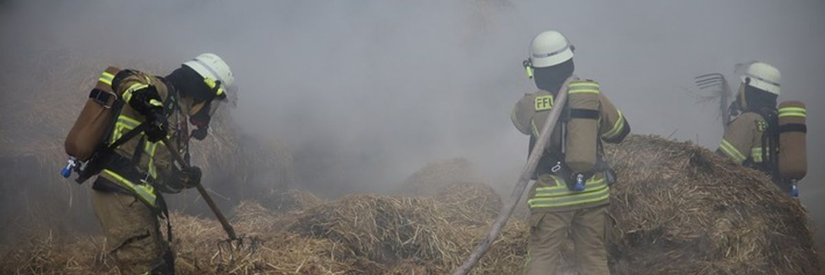 FW-SE: 36 Rundballen brennen auf einem Traktorgespann