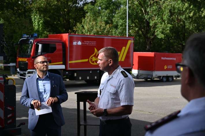 FW LK Esslingen: Landkreis Esslingen stärkt Bevölkerungsschutz - Übergabe neuer Einsatzfahrzeuge in Wendlingen