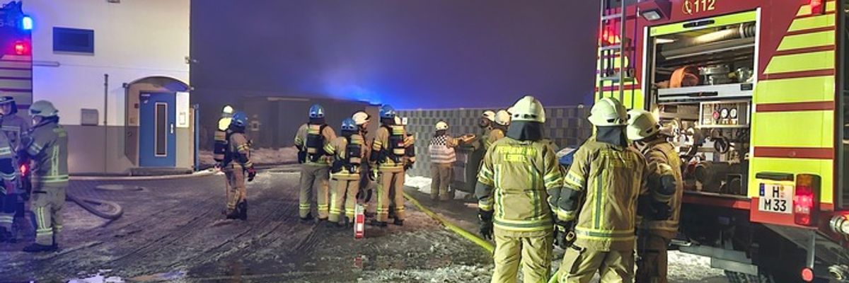 FW Lehrte: Binnen weniger Tage: Ortsfeuerwehr Sievershausen erneut im Brandeinsatz - Brand auf Betriebsgelände im Gewerbegebiet Sieversausen