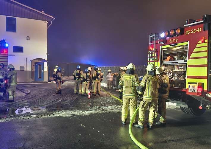 FW Lehrte: Binnen weniger Tage: Ortsfeuerwehr Sievershausen erneut im Brandeinsatz - Brand auf Betriebsgelände im Gewerbegebiet Sieversausen