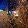 FW Porta Westfalica: 07.12.2025 - BAB2: LKW stürzt Böschung hinab / 2 Personen leichtverletzt