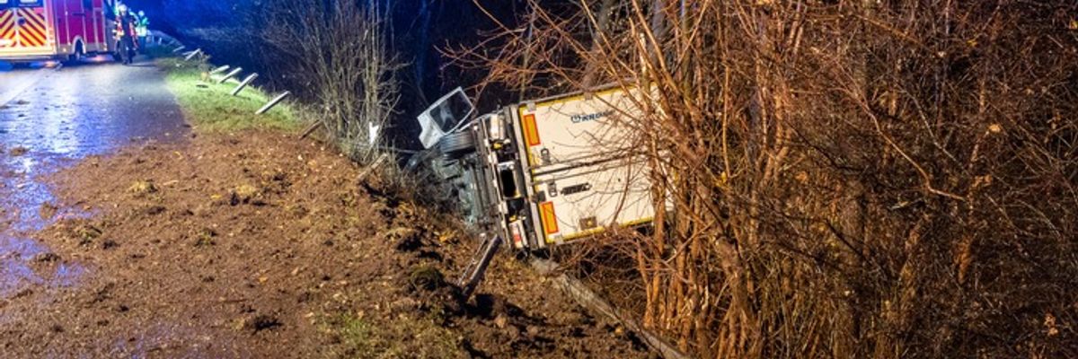 FW Porta Westfalica: 07.12.2025 - BAB2: LKW stürzt Böschung hinab / 2 Personen leichtverletzt