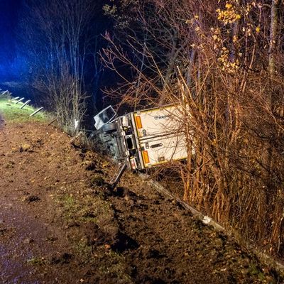 FW Porta Westfalica: 07.12.2025 - BAB2: LKW stürzt Böschung hinab / 2 Personen leichtverletzt