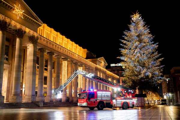 FW Stuttgart: Vorsicht vor Brandgefahren im Advent - Branddirektion Stuttgart mahnt zu besonderer Sorgfalt in der Vorweihnachtszeit