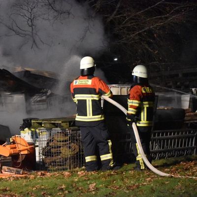 FW-SE: Feuer zerstört Carport