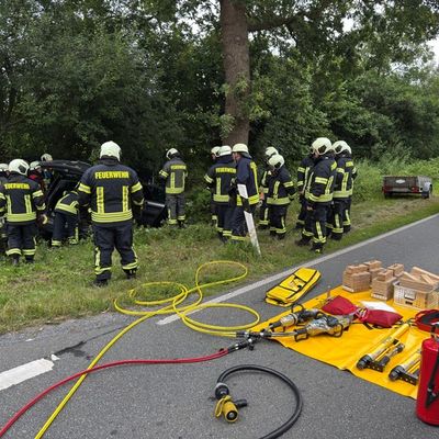 FW-AUR: Nach Zusammenstoß im Fahrzeug eingeschlossen