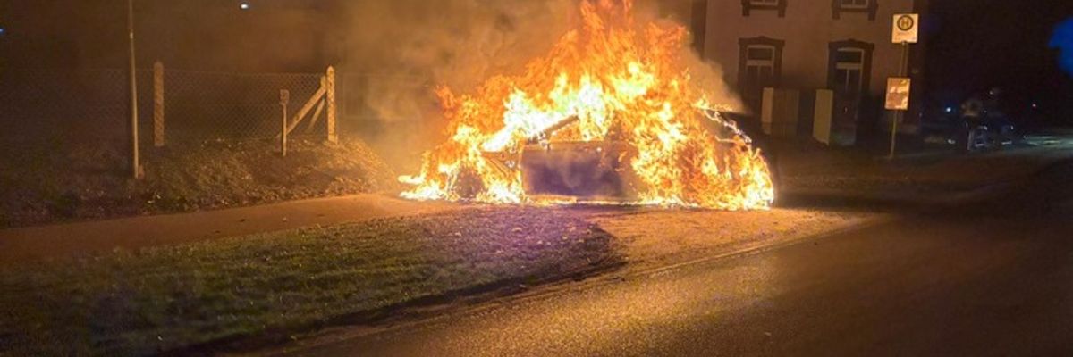 FW-KLE: Fahrzeugbrand in Schneppenbaum - Taxi brennt vollständig aus