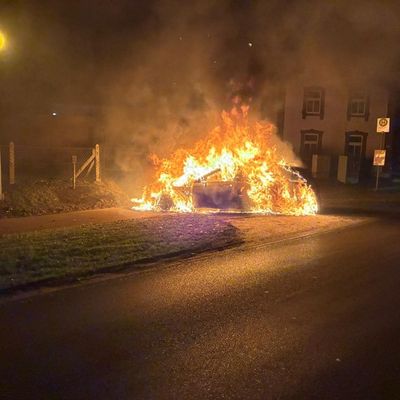 FW-KLE: Fahrzeugbrand in Schneppenbaum - Taxi brennt vollständig aus