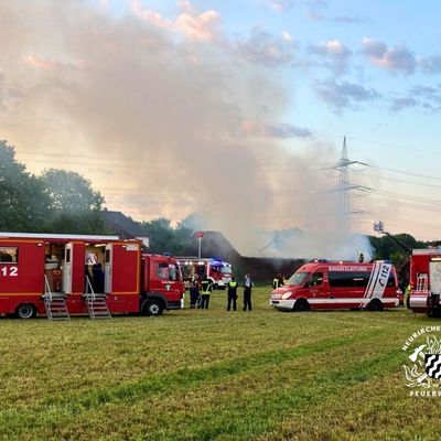 FW Neukirchen-Vluyn: Großbrand einer Scheune - Kräftezehrender Einsatz über 17 Stunden + Nachlöscharbeiten bis zum Folgetag (Abschlussmeldung)