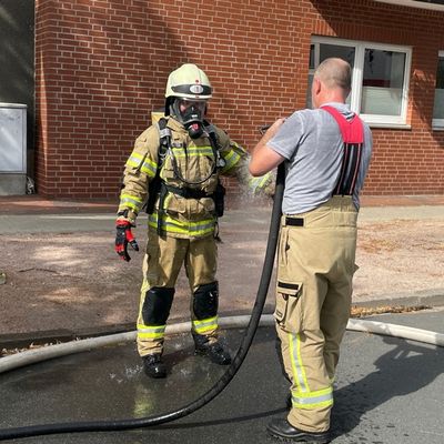 FW Lehrte: Schneller Einsatz der Feuerwehr verhindert Brandausbreitung im Mehrfamilienhaus