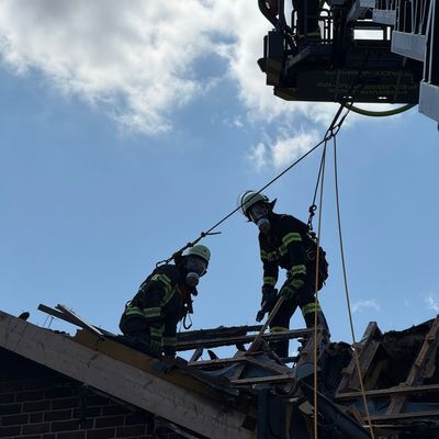 FW-WRN: Feuerwehr beendet aufwändigen Brandeinsatz an der Lessingstraße nach knapp 24 Stunden