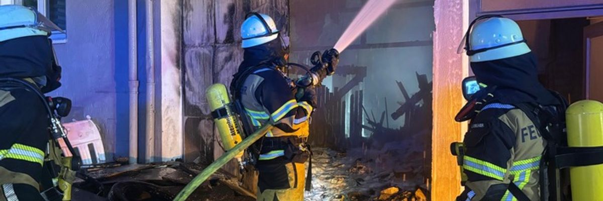 FW-E: Nächtlicher Brand in einem Mehrfamilienhaus - zehn Personen in Notunterkunft untergebracht