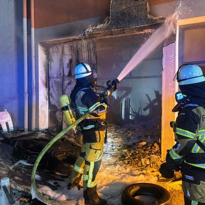 FW-E: Nächtlicher Brand in einem Mehrfamilienhaus - zehn Personen in Notunterkunft untergebracht