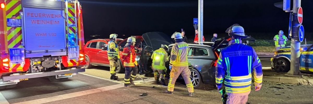 FW Weinheim: Drei Fahrzeuge kollidieren auf der Kreuzung B38 / Viernheimer Straße, darunter ein Streifenwagen der Polizei