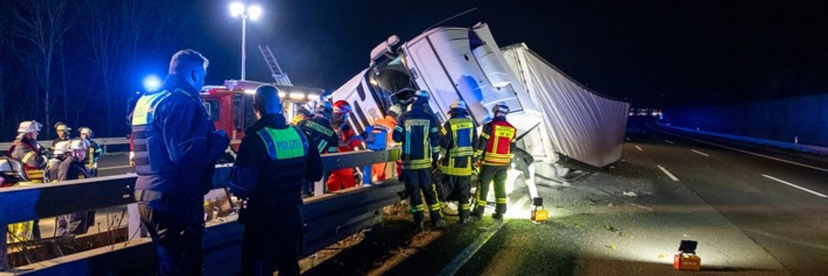 FW Porta Westfalica: 16.12.2025 - BAB2: Schwerer LKW-Unfall / 1 lebensgefährlich verletzte Person