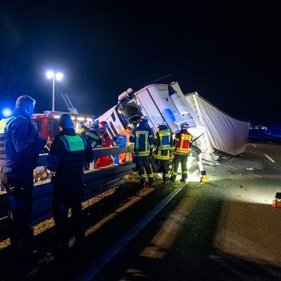 FW Porta Westfalica: 16.12.2025 - BAB2: Schwerer LKW-Unfall / 1 lebensgefährlich verletzte Person