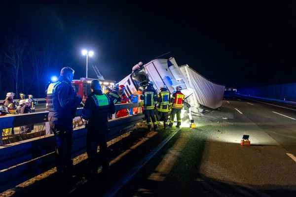 FW Porta Westfalica: 16.12.2025 - BAB2: Schwerer LKW-Unfall / 1 lebensgefährlich verletzte Person