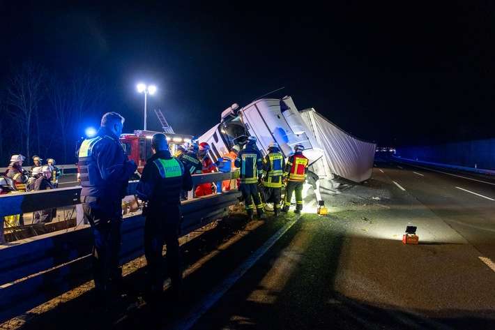 FW Porta Westfalica: 16.12.2025 - BAB2: Schwerer LKW-Unfall / 1 lebensgefährlich verletzte Person