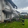 FW Ense: Schnelles Eingreifen der Feuerwehr verhindert Brandausbreitung / Erster Realeinsatz der neuen Drehleiter