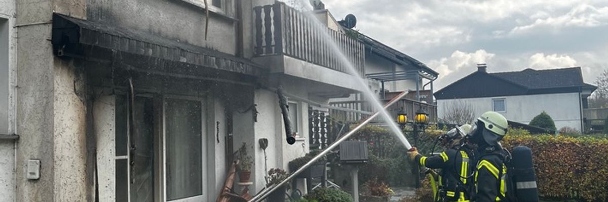 FW Ense: Schnelles Eingreifen der Feuerwehr verhindert Brandausbreitung / Erster Realeinsatz der neuen Drehleiter