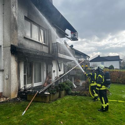 FW Ense: Schnelles Eingreifen der Feuerwehr verhindert Brandausbreitung / Erster Realeinsatz der neuen Drehleiter