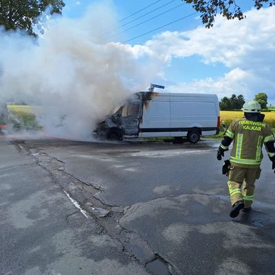 Feuerwehr Kalkar: Transporterbrand auf der Uedemer Straße in Kehrum