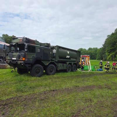 FW-ROW: Feuerwehreinsatz in Ostereistedt: Lagerhalle in Vollbrand