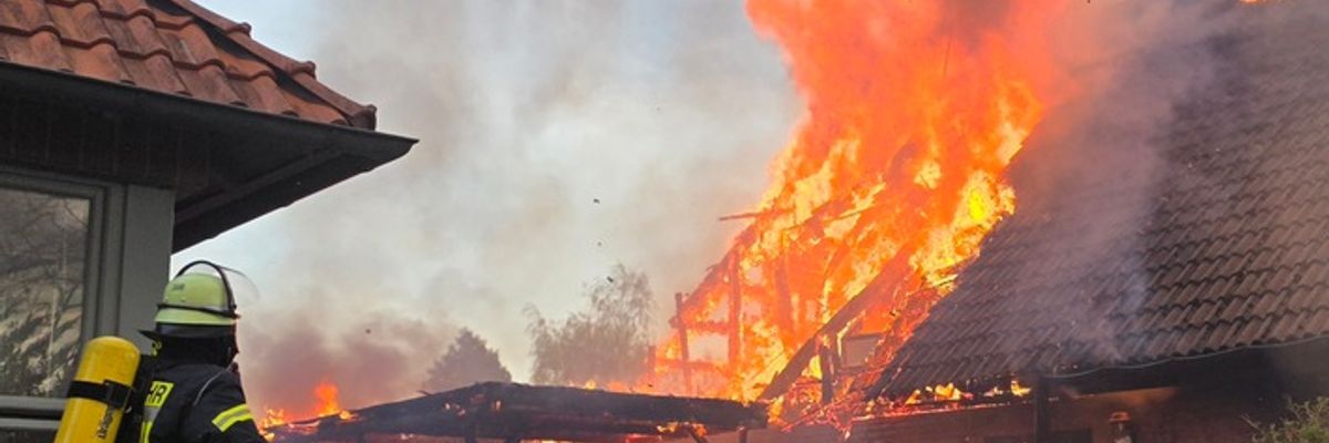 FW Celle: Gebäudebrand in Bostel - 1. Lageneldung
