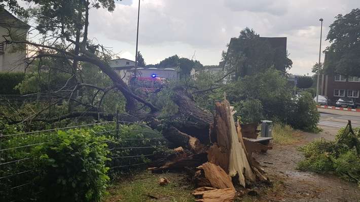 FW Düren: Unwetter über Düren - Feuerwehr im Dauereinsatz