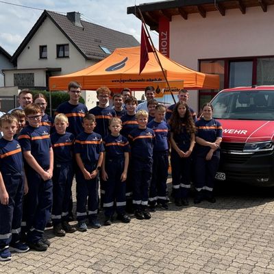 FW VG Asbach: Neues Mannschaftstransportfahrzeug für die Jugendfeuerwehr