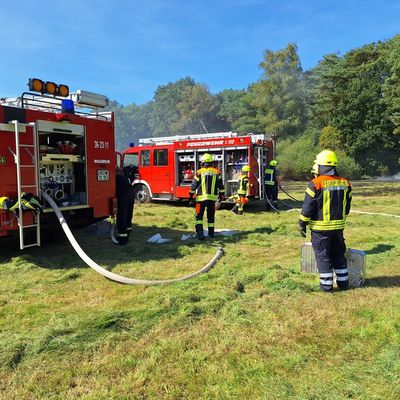 FW-ROW: Sieben Feuerwehren löschen Flächenbrand bei Horstedt