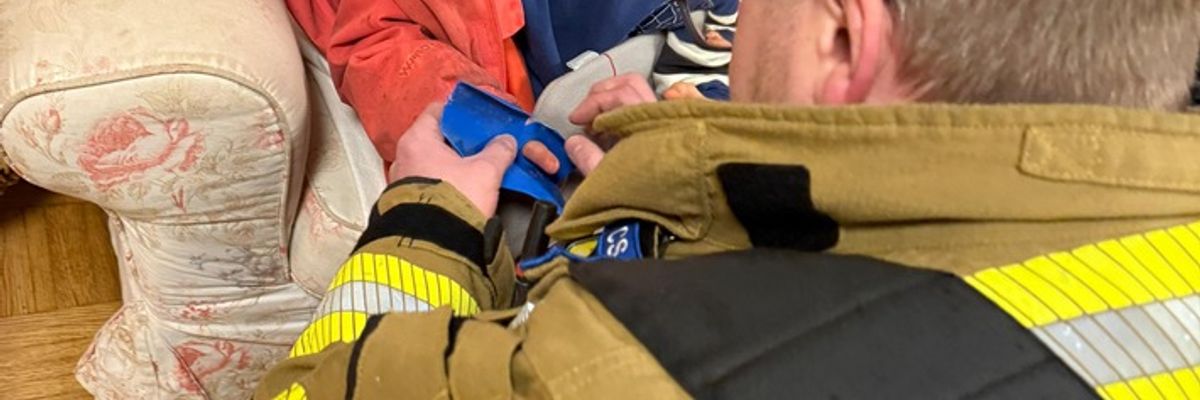FW-EN: Feuerwehrmann rettete eigenen Jungen aus hilfloser Lage: Feuerwehr rettet 5- jährigen aus Plastikteil - 19- jährige Reiterin ebenfalls von Feuerwehr und Rettungsdienst gerettet