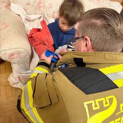 FW-EN: Feuerwehrmann rettete eigenen Jungen aus hilfloser Lage: Feuerwehr rettet 5- jährigen aus Plastikteil - 19- jährige Reiterin ebenfalls von Feuerwehr und Rettungsdienst gerettet
