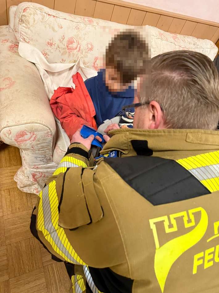 FW-EN: Feuerwehrmann rettete eigenen Jungen aus hilfloser Lage: Feuerwehr rettet 5- jährigen aus Plastikteil - 19- jährige Reiterin ebenfalls von Feuerwehr und Rettungsdienst gerettet