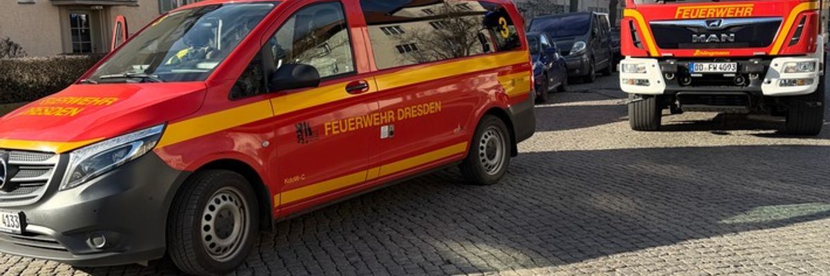 FW Dresden: Verkehrsunfall und Kellerbrand